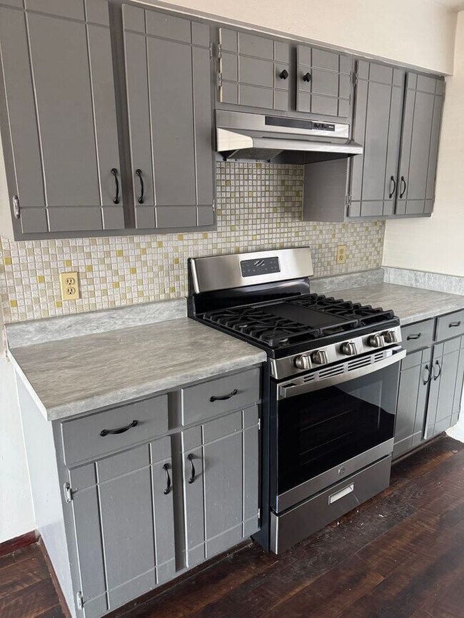 Building Photo - Sleek 2BD/1BA Midtown Tucson Residence w/ In-Unit W/D & No Carpet | 85716