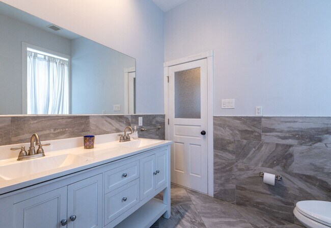 Building Photo - Amazing Property with Great Location