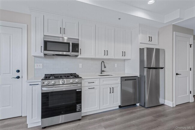 Building Photo - 110 School St