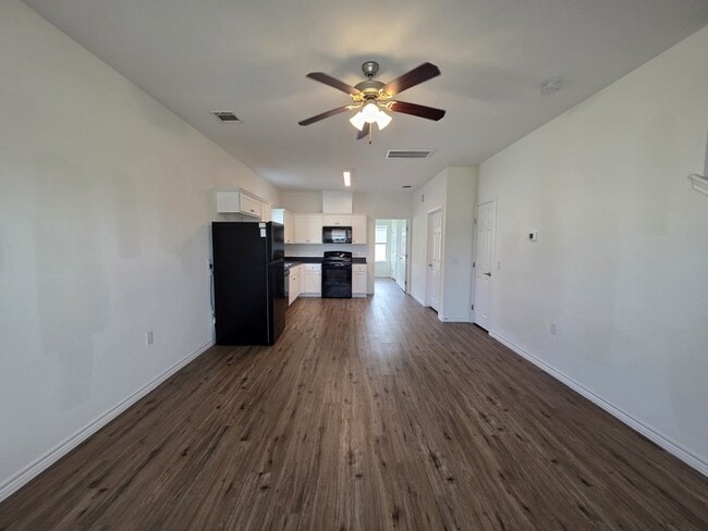 Building Photo - 4-Bed 2 Bath 2 Car Garage-Available July f...