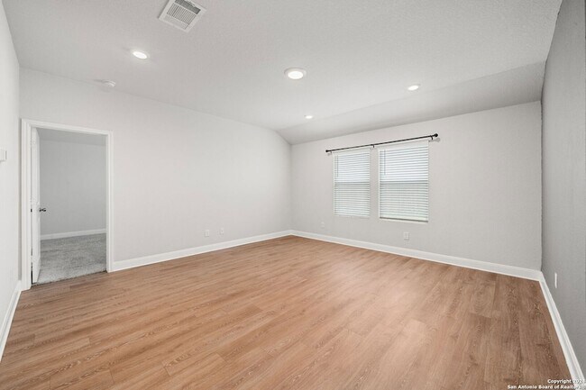 Building Photo - 1080 Amble Oak