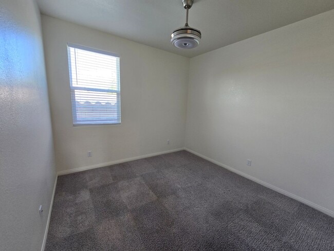 Building Photo - 3 Bedroom Single Story Home