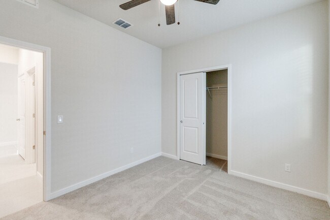 Building Photo - Beautiful 4/2 Energy Efficient Home in St....