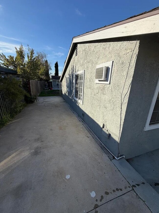 Building Photo - 41 Sanrive Ave