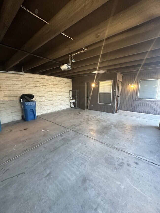 Building Photo - Townhome in non-age restricted area of Green Valley