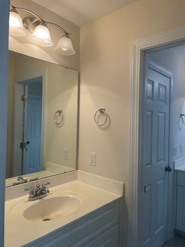 Building Photo - Outstanding Five Bedroom Three Full Bathro...
