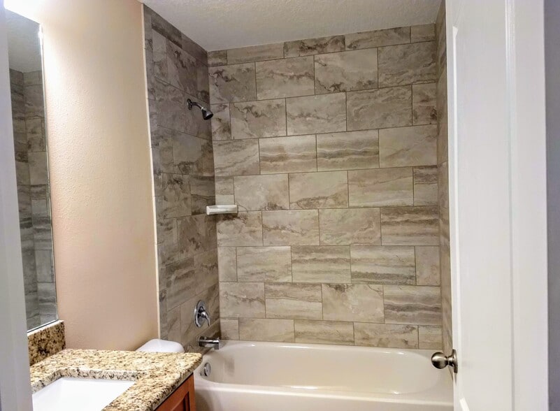 Guest Bath - 9428 N Travis Dr