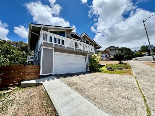 Building Photo - Charming 3-Bedroom Home with Ocean & Mount...