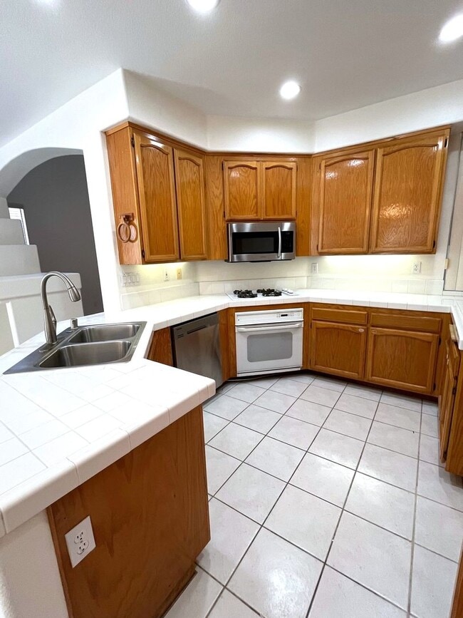 Building Photo - ***SPACIOUS 4 BEDROOM | 3 BATH TOWNHOUSE W...