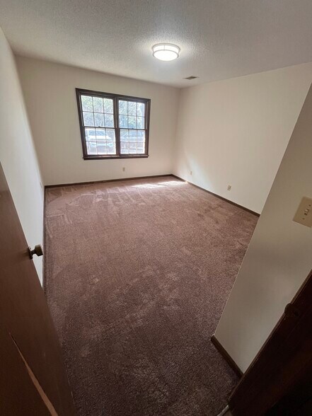 Building Photo - 2040 Pineview Dr