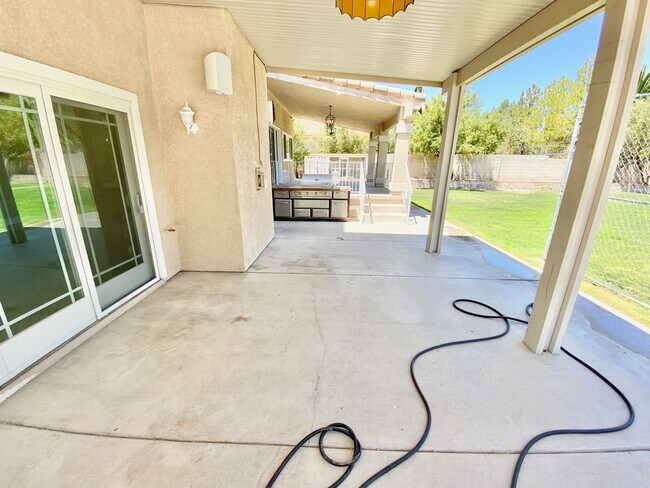 Building Photo - BEAUITFUL GATED PROPERTY 6 BEDROOMS/3 FULL...