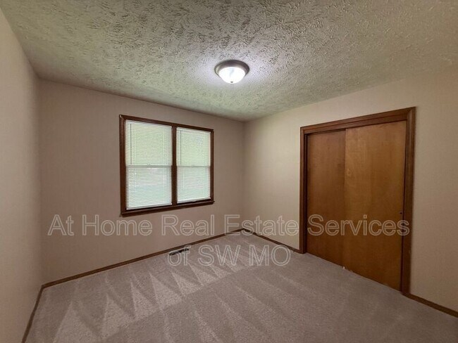 Building Photo - 103 S Cottonwood Ave