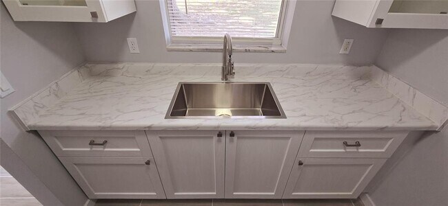 Building Photo - 1196 Fountainhead Dr