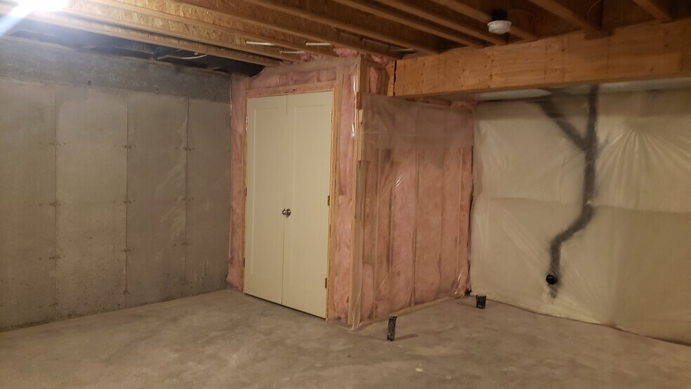 Building Photo - 7271 N Silver Spring Way