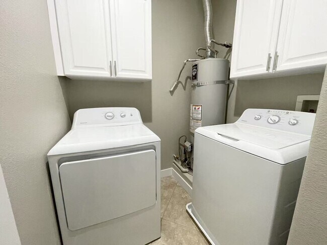Building Photo - Inside the gated community townhouse
