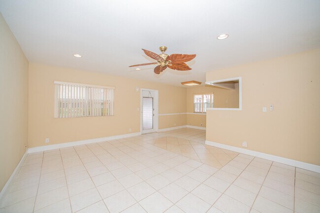 Building Photo - 101 Waterford D