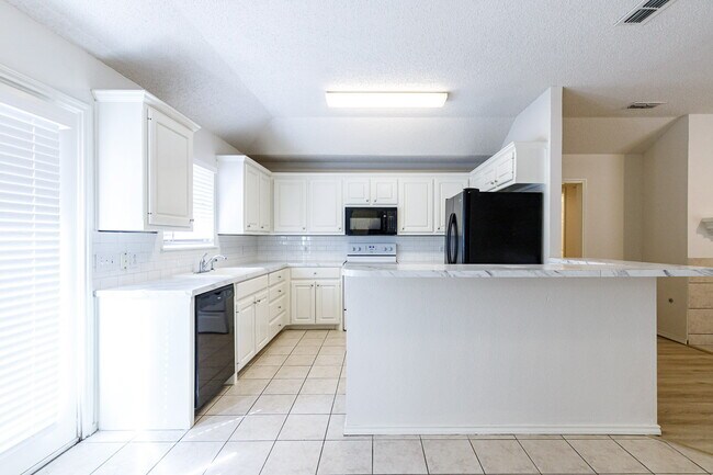 Building Photo - Wonderful Duplex in Southwest Lubbock!