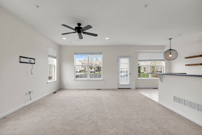 Building Photo - 3 bedroom Townhouse