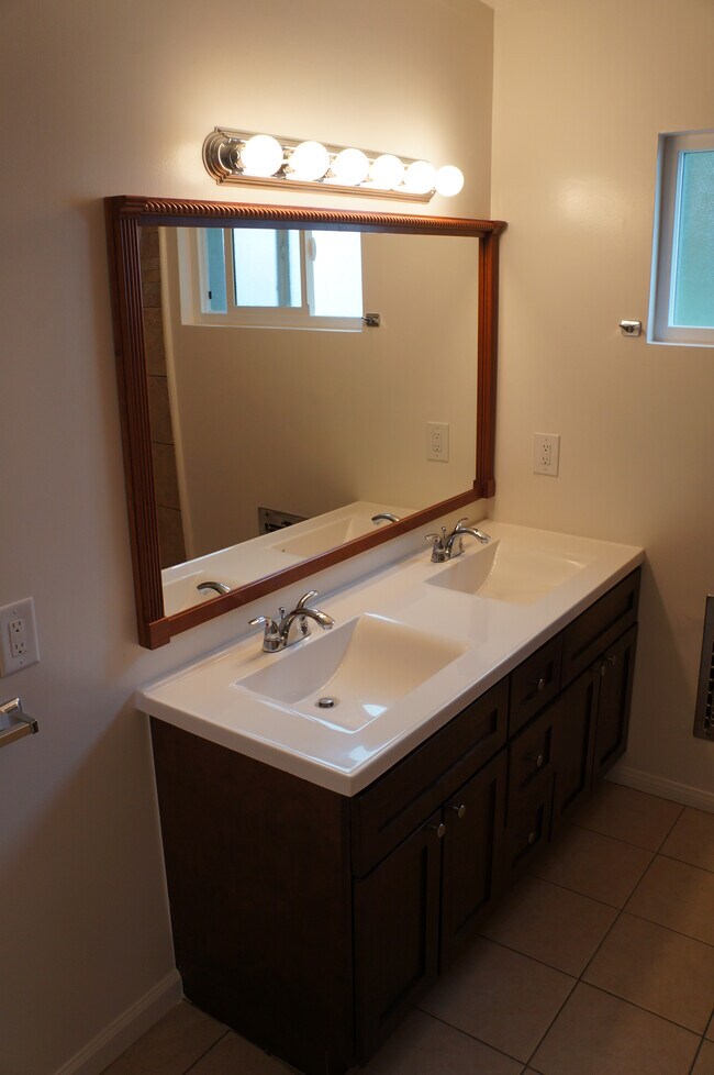 Bath - 4207 Franklin Ave