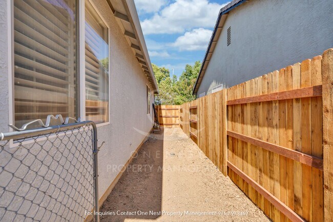 Building Photo - 3 bdrm 2 bth, East Lincoln large backyard