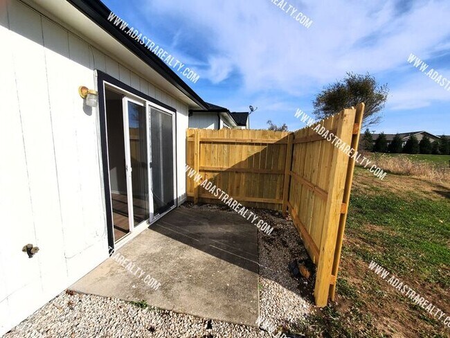 Building Photo - Gorgeous Remodeled Duplex in Baldwin City-AVAILABLE in MARCH!!