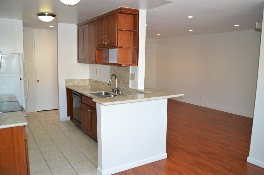 Building Photo - 6050 Canterbury Dr