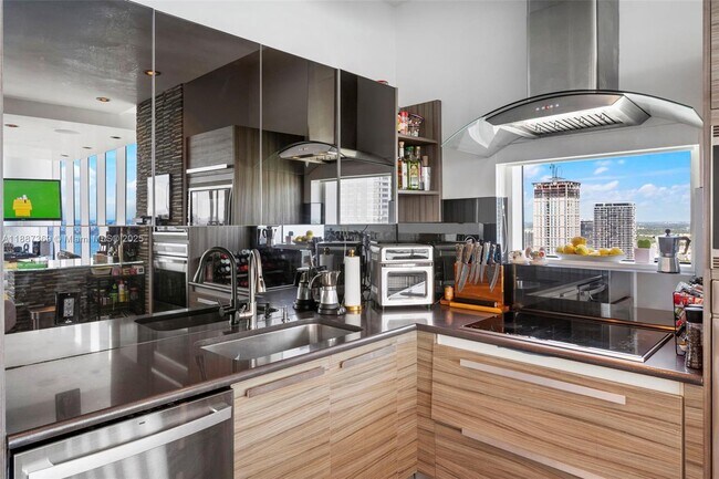 Building Photo - 2020 N Bayshore Dr