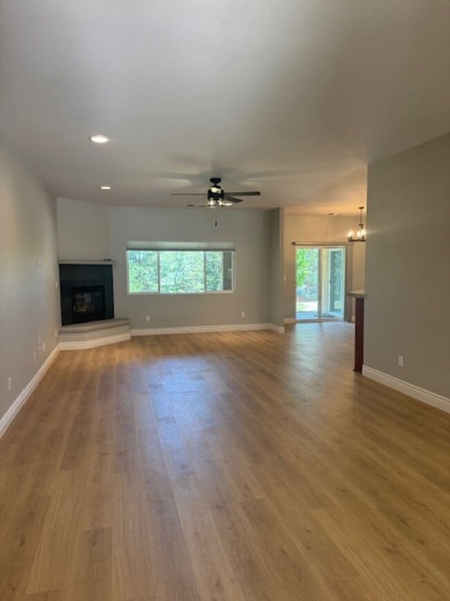 Building Photo - Stunning Westside Home with Landscaping!