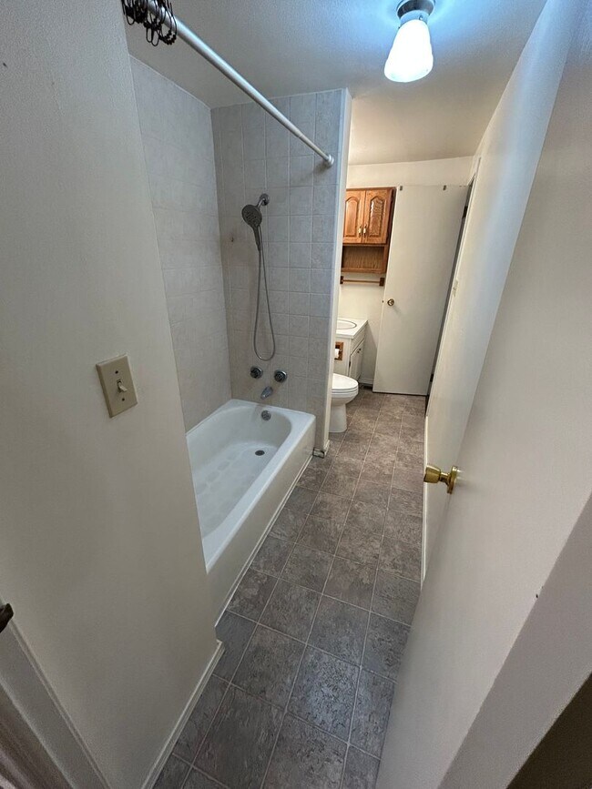 Building Photo - 223 Glenwood Dr