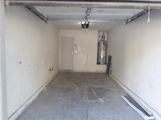 Building Photo - 5195 Shreve Ave