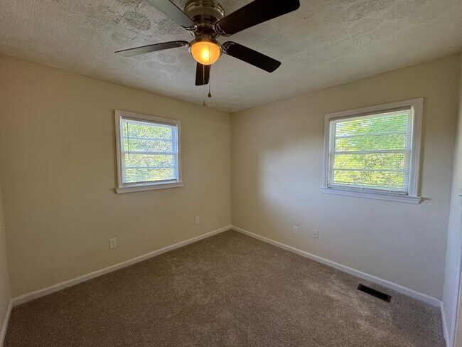 Building Photo - 3 Bedroom 2 Bath (w/ Bonus Room) & Spacious Living Area