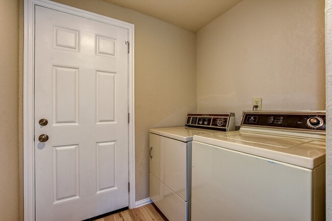 Building Photo - Spacious 2 Bedroom Home Near Willow Lake!