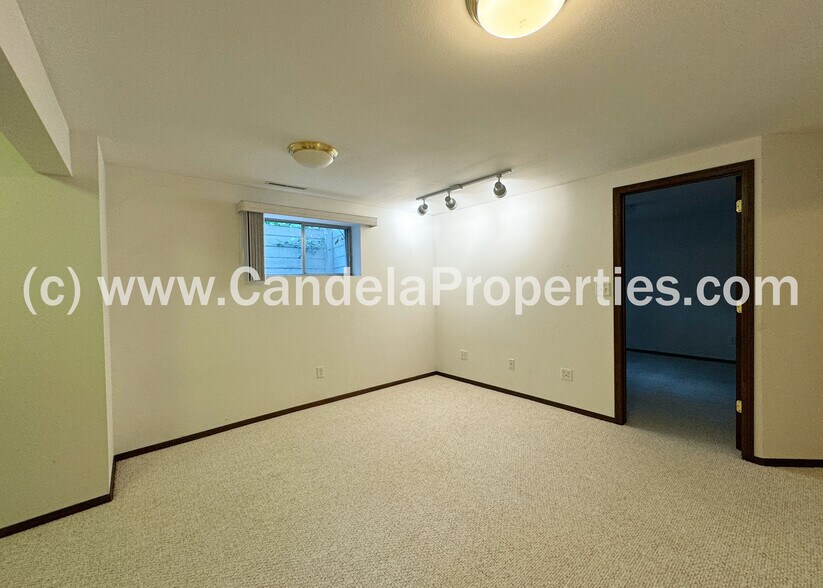 Building Photo - 2970 Shoreham Cir
