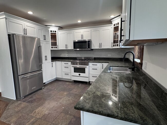 Building Photo - 754 Spring Rd