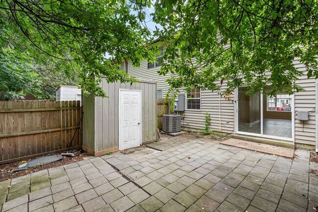 Building Photo - Charming 3-Bedroom Townhome in Virginia Beach.