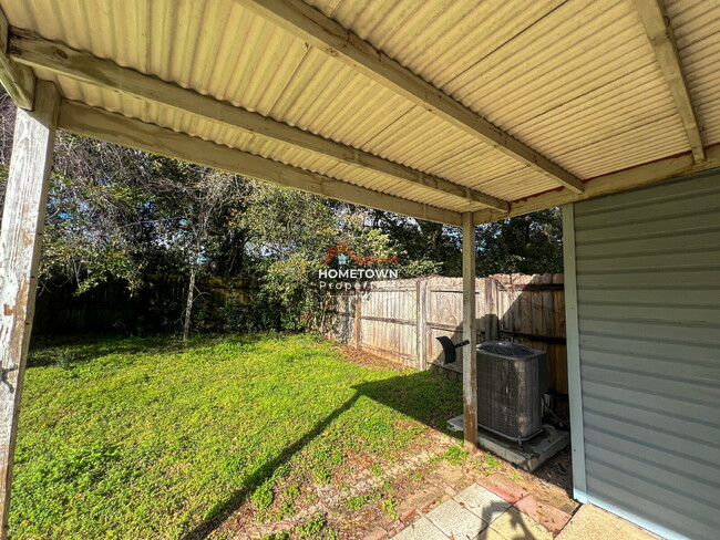 Building Photo - 2-Bed Townhouse off of Olive Road