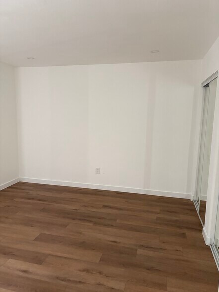 Building Photo - 10397 N Kendall Dr