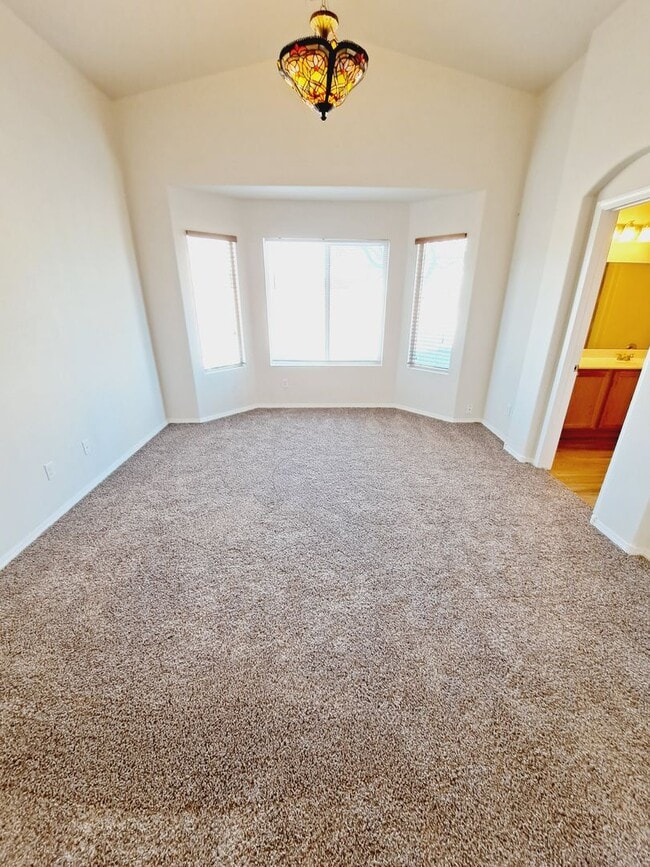 Building Photo - 3 bed 2 bath 1575 sq ft home