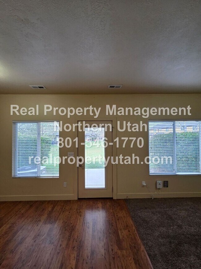 Building Photo - 3 Bedroom 2 Bath Townhome in West Haven Av...