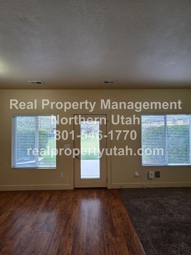 Building Photo - 3 Bedroom 2 Bath Townhome in West Haven Available Now!