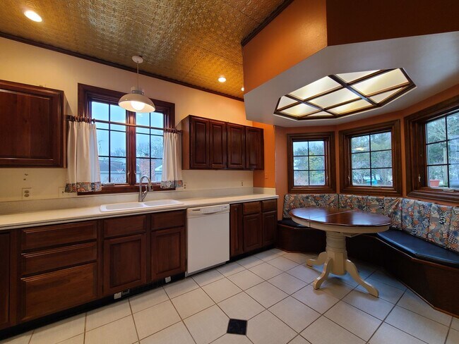 Building Photo - Charming 3-Bedroom, 2-Bathroom Home in South Haven, MI