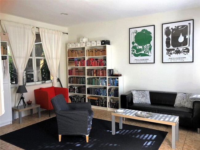 Building Photo - Tupelo Way, Weston, FL 33327 - 4 BR 2.5 BA single-family home