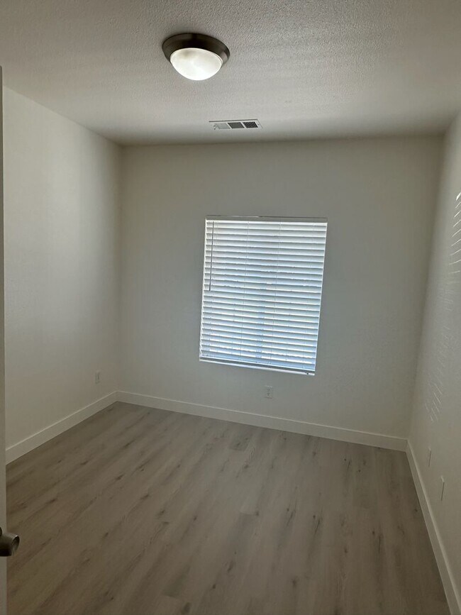 Building Photo - 2248 E La Vida Ave