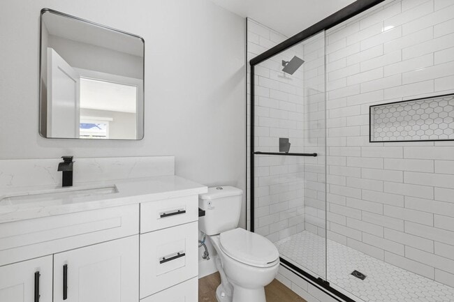 Building Photo - Donner