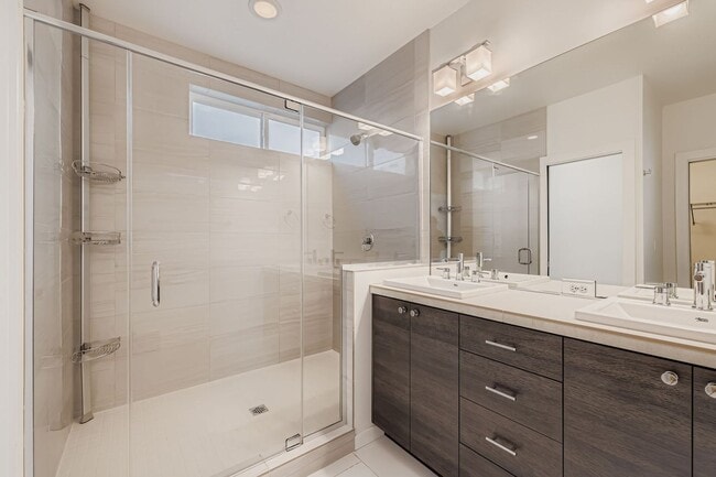 Building Photo - Bright 3bed/2.5bath Townhome in Judkins Park Neighborhood!