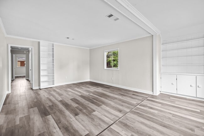 Building Photo - Charming 4 Bedroom, 2 Bathroom house