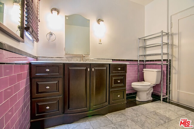 Building Photo - 1071 Cloverdale Ave