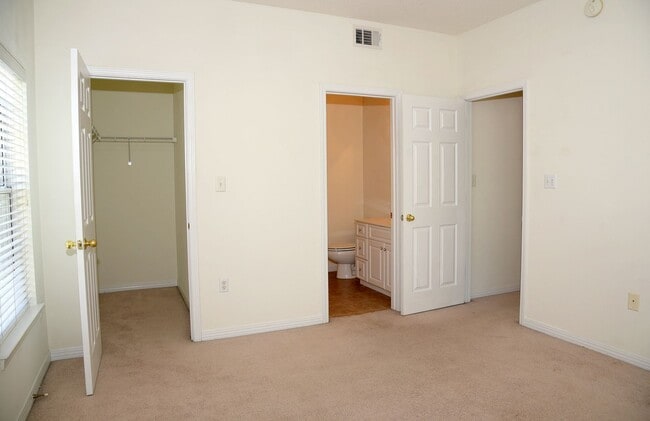 Building Photo - Second Floor Unit at The Oaks!