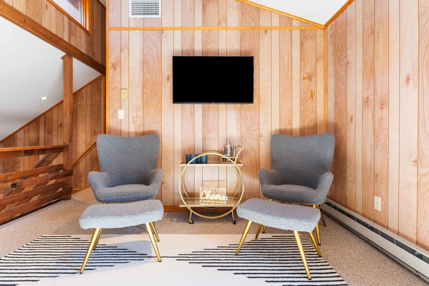 Building Photo - 320 Midland Ct