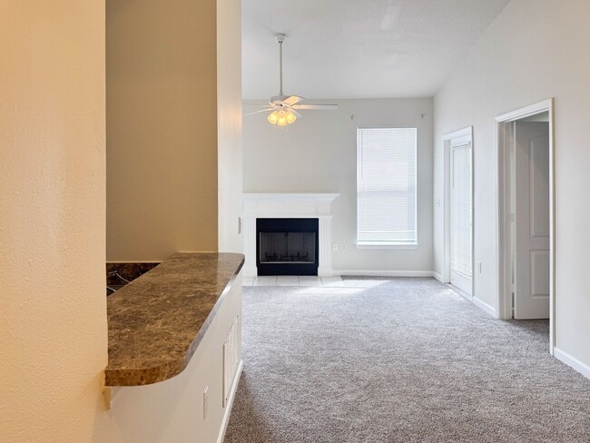 Building Photo - LOWEST PRICE!! 2/2 at The Villas Condominiums AVAILALBE NOW!